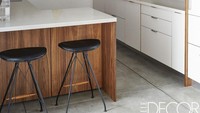 Satu lagi inspirasi dapur minimalis dengan menggunakan wall panel sebagai pengganti kayu sungguhan. Dapur ini tidak membutuhkan ruangan yang luas. Cukup sisi kanan dan kiri dipasang lemari kabinet, lalu salah satunya dipanjangkan hingga membentuk L untuk tempat makan. Bagian tengah yang kosong bisa ditambahkan hiasan dinding atau keramik agar tidak monoton. Foto: William Abranowicz via Elle Decor