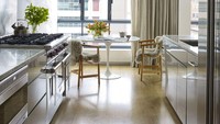 Bagi yang kamu yang tinggal di apartemen dan sedang mencari desain dapur minimalis, kamu bisa mencontoh yang satu ini. Meskipun di pojokan pastikan ada jendela yang langsung mengarah ke dapur agar pencahayaannya cukup dan tidak terlalu lembap. Foto: William Waldron via Elle Decor