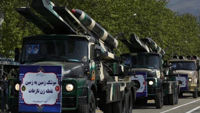 Pameran Kekuatan Militer Iran saat Israel Sesumbar Balas Serangan