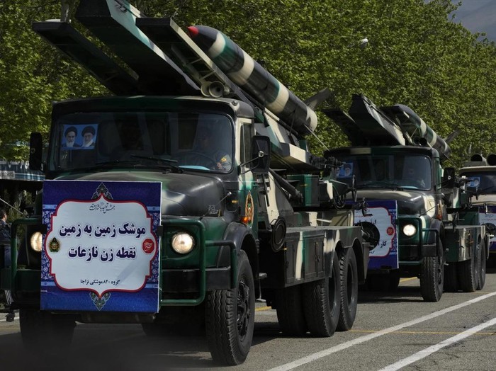 Iran pamerkan rudal saat parade militer pada Rabu (17/4) waktu setempat. (AP Photo/Vahid Salemi)