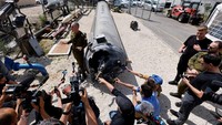 Berdiri di samping rudal tersebut di pangkalan militer Julis di selatan negara itu, juru bicara militer Israel Laksamana Muda Daniel Hagari berbicara kepada media.  
