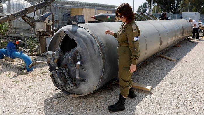 Israel Pamerkan Rudal Iran yang Diklaim Berhasil Dicegat, Ini Wujudnya Israel's military displays what they say is an Iranian ballistic missile which they retrieved from the Dead Sea after Iran launched drones and missiles towards Israel, at Julis military base, in southern Israel April 16, 2024. REUTERS/Amir Cohen