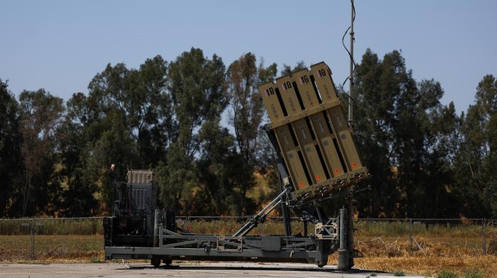 Israel Siagakan Iron Dome Pasca Serangan Ratusan Rudal dari Iran A view of an Iron Dome anti-missile battery, near Ashkelon, in southern Israel April 17, 2024. REUTERS/Hannah McKay