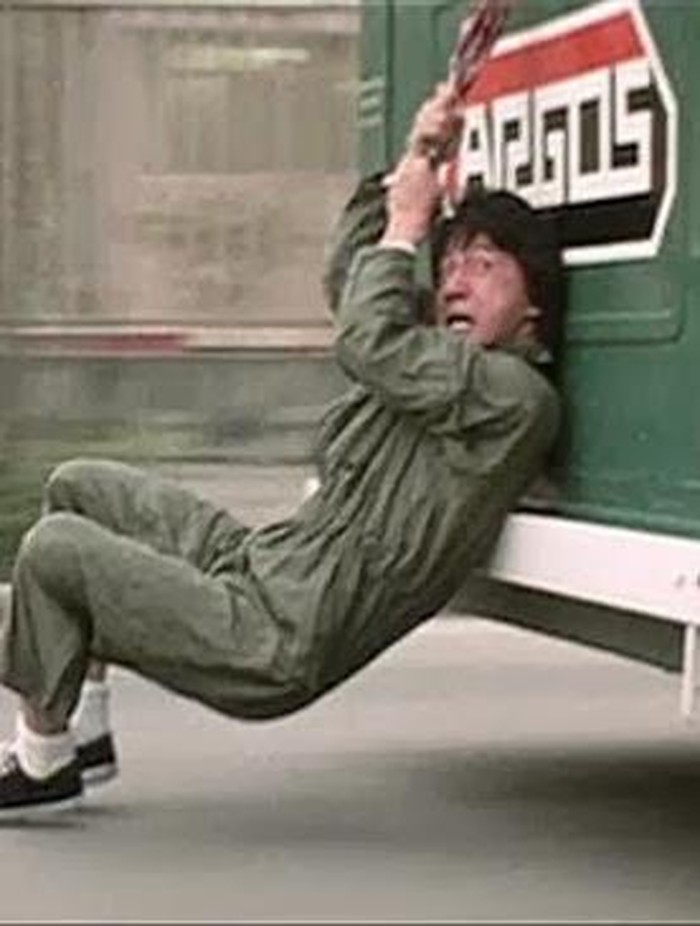 Jackie Chan Aksi berbahaya Jackie Chan.