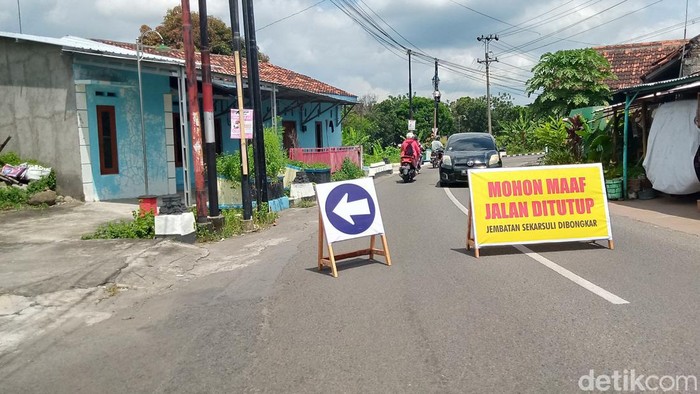 Jembatan Desa Sekarsuli, Kecamatan Klaten Utara, Klaten Kota, mulai ditutup total, Kamis (18/4/2024). Penutupan dikarenakan jembatan dibongkar untuk pembangunan jembatan baru.