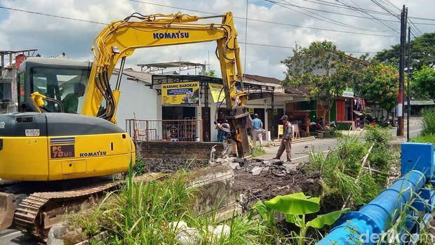 Jembatan Desa Sekarsuli, Kecamatan Klaten Utara, Klaten Kota, mulai ditutup total, Kamis (18/4/2024). Penutupan dikarenakan jembatan dibongkar untuk pembangunan jembatan baru.