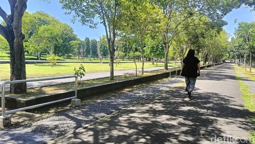 Jogging track di Lapangan Puputan Margarana Niti Mandala, Renon, Denpasar, Kamis (18/4/2024). (Ni Made Lastri Karsiani Putri-detikBali)