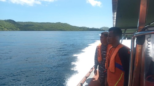 Tim SAR Gabungan mencari dua korban kapal hilang di perairan Gili Motang Labuan Bajo, Manggarai Barat, NTT, Kamis (18/4/2024) (Dok. Humas Basarnas Maumere)