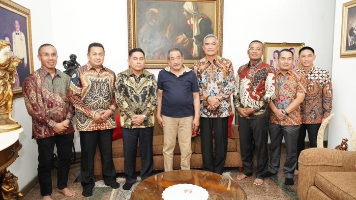 Kapolda Metro Jaya Irjen Karyoto dan anggotanya bersilaturahmi ke rumah mantan Kapolri Jenderal (Purn) S Bimantoro.
