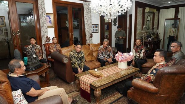 Kapolda Metro Jaya Irjen Karyoto dan anggotanya bersilaturahmi ke rumah mantan Kapolri Jenderal (Purn) S Bimantoro.