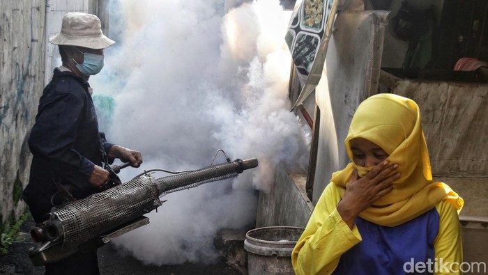 Petugas dari Puskesmas Pesanggrahan, melakukan pengasapan (fogging) di Pesanggrahan, Jakarta Selatan, Kamis (18/4/2024). Fogging dilakukan untuk menekan persebaran kasus Demam Bersarah Dangue (DBD) yang terus naik.