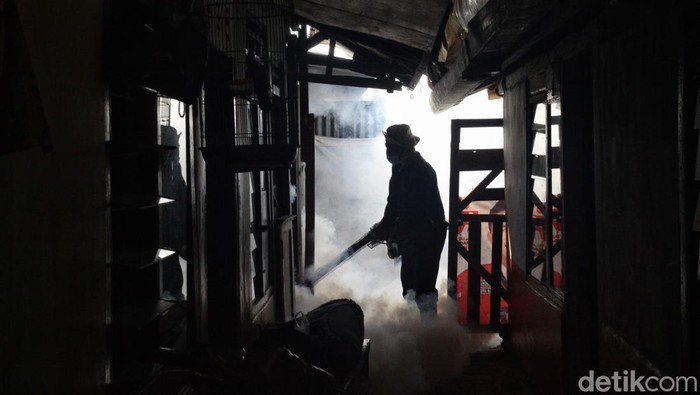 Petugas dari Puskesmas Pesanggrahan, melakukan pengasapan (fogging) di Pesanggrahan, Jakarta Selatan, Kamis (18/4/2024). Fogging dilakukan untuk menekan persebaran kasus Demam Bersarah Dangue (DBD) yang terus naik.