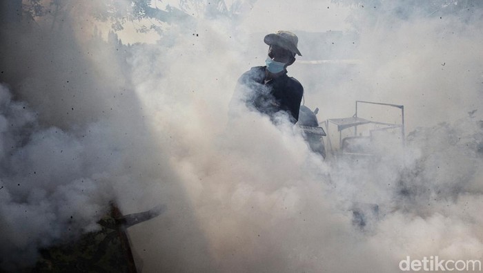 Petugas dari Puskesmas Pesanggrahan, melakukan pengasapan (fogging) di Pesanggrahan, Jakarta Selatan, Kamis (18/4/2024). Fogging dilakukan untuk menekan persebaran kasus Demam Bersarah Dangue (DBD) yang terus naik.