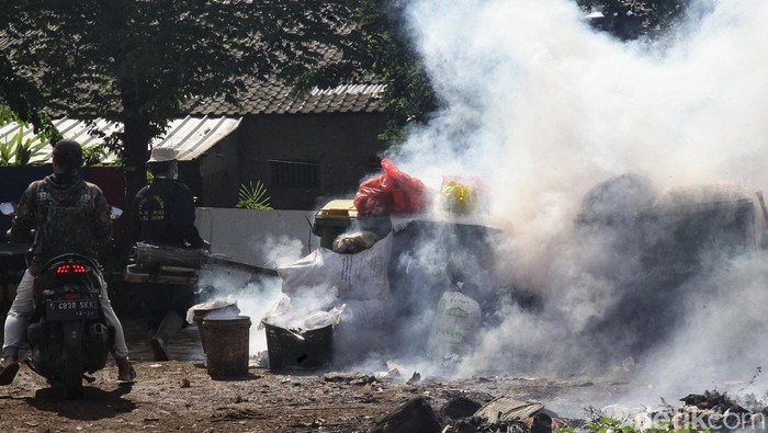 Petugas dari Puskesmas Pesanggrahan, melakukan pengasapan (fogging) di Pesanggrahan, Jakarta Selatan, Kamis (18/4/2024). Fogging dilakukan untuk menekan persebaran kasus Demam Bersarah Dangue (DBD) yang terus naik.