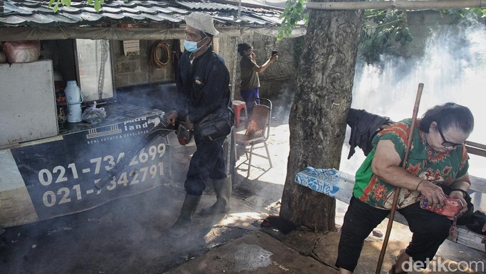 Petugas dari Puskesmas Pesanggrahan, melakukan pengasapan (fogging) di Pesanggrahan, Jakarta Selatan, Kamis (18/4/2024). Fogging dilakukan untuk menekan persebaran kasus Demam Bersarah Dangue (DBD) yang terus naik.