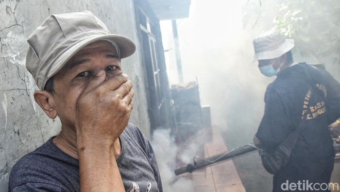 Petugas dari Puskesmas Pesanggrahan, melakukan pengasapan (fogging) di Pesanggrahan, Jakarta Selatan, Kamis (18/4/2024). Fogging dilakukan untuk menekan persebaran kasus Demam Bersarah Dangue (DBD) yang terus naik.