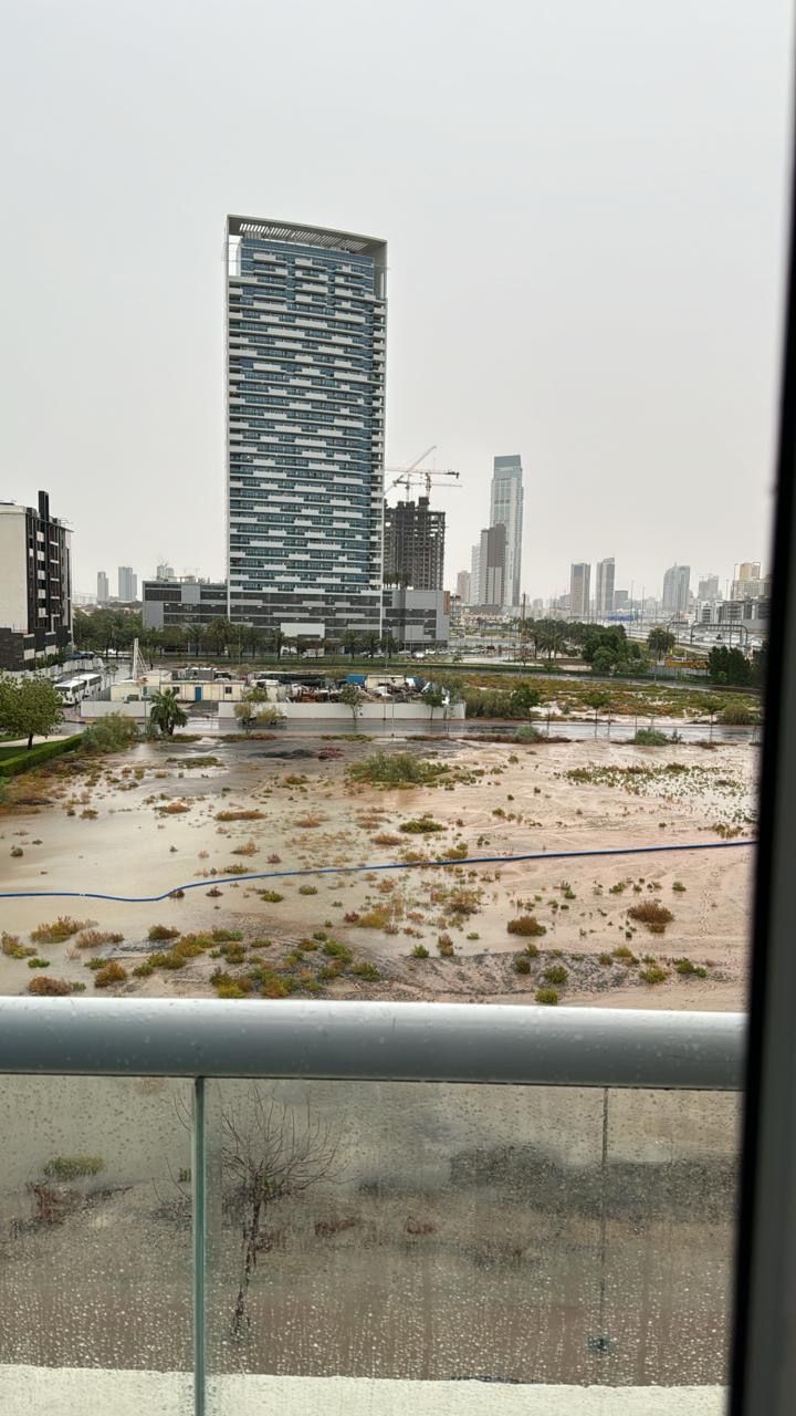 Kawasan apartemen di Dubai kebanjiran