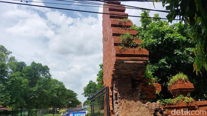 Kondisi gapura Stadion Ranggajati Cirebon yang nyaris roboh.