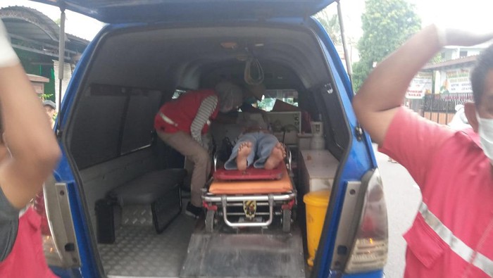 Korban tabrak lari di Jalan Parangtritis, Bantul saat mendapatkan penanganan medis.