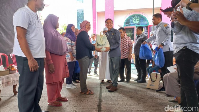 Kunjungan Pj Walikota di Program Pembagian Sembako di Jakabaring