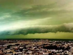 Seram! Langit di Dubai Mendadak Hijau Sebelum Banjir Terjadi