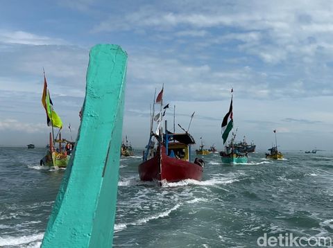 Larung sedekah laut di Desa Tasikagung, Kabupaten Rembang, Kamis (18/4/2024).
