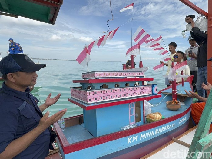 Larung sedekah laut di Desa Tasikagung, Kabupaten Rembang, Kamis (18/4/2024).