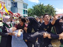 Demo Mahasiswa di Dompu Ricuh dengan Polisi, Dua Orang Dilarikan ke RS