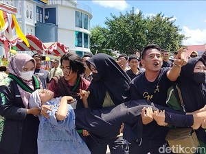 Demo Mahasiswa di Dompu Ricuh dengan Polisi, Dua Orang Dilarikan ke RS
