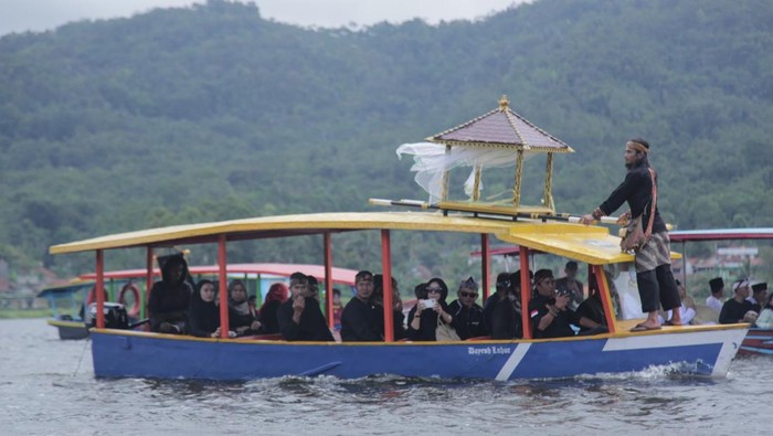 Mahkota Binokasih diarak di Situ Lengkong Panjalu Ciamis
