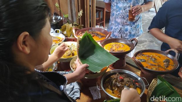 Mangut Pintjoek spesial iwak kali di Jalan Blabak-Sawangan Km 1,3 Pagersari, Kecamatan Mungkid, Kabupaten Magelang.