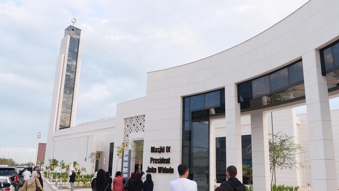 Lebaran di Abu Dhabi dan Cerita WNI Salat Id Pertama di Masjid Jokowi