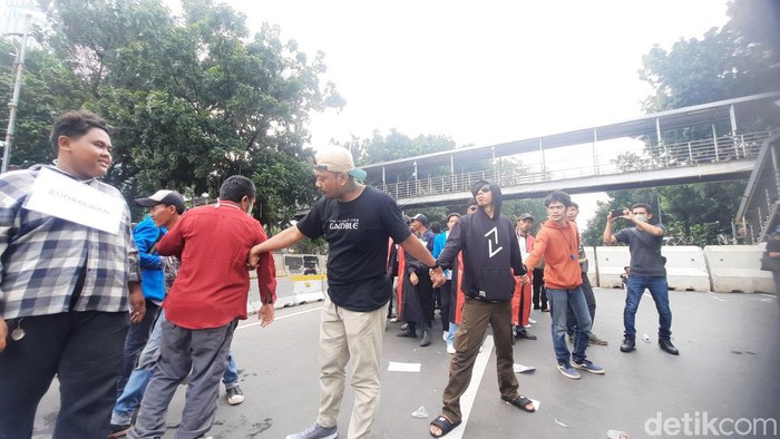 Massa Aksi Dukung Hakim MK Kuat Jalankan Tugas Tanpa Dengarkan Intervensi