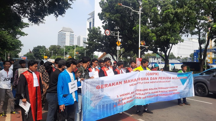 Massa menggelar demonstrasi di kawasan Patung Kuda, Jakarta Pusat (Annisa/detikcom)