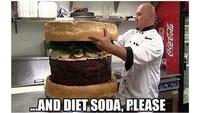 Wah, melihat burger jumbo ini rasanya sudah kenyang ya? Enaknya ditambah minuman soda yang juga jumbo! Foto: Delicious AU