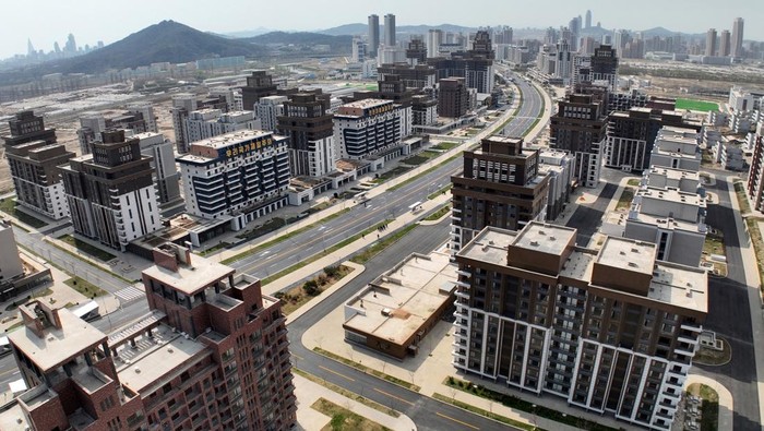 Mengintip Kompleks Apartemen Baru Korut yang Diresmikan Kim Jong Un North Korean leader Kim Jong Un provides field guidance during a visit to a residential development area in Hwaseong district, North Korea, in this picture released on April 6, 2024 by the Korean Central News Agency. KCNA via REUTERS ATTENTION EDITORS - THIS IMAGE WAS PROVIDED BY A THIRD PARTY. REUTERS IS UNABLE TO INDEPENDENTLY VERIFY THIS IMAGE. NO THIRD PARTY SALES. SOUTH KOREA OUT. NO COMMERCIAL OR EDITORIAL SALES IN SOUTH KOREA.