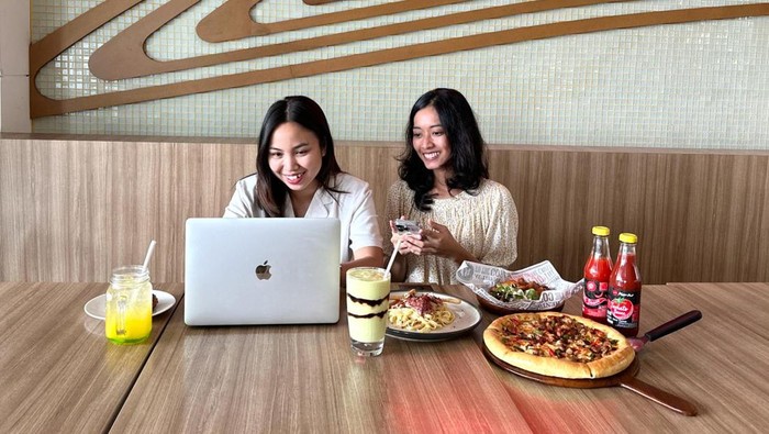 Menikmati Sajian Pizza yang Lebih Praktis dan Hemat Melalui inovasi penyediaan voucher digital, PT Trimegah Karya Pratama Tbk (Ultra Voucher) melakukan kerja sama dengan PT Sarimelati Kencana Tbk (Pizza Hut Indonesia) untuk menyediakan voucher makan hemat Pizza Hut. Seluruh pelanggan Pizza Hut kini dapat membeli voucher tersebut di aplikasi Ultra Voucher, yang di mana lebih dari satu voucher dapat digunakan untuk sekali transaksi di outlet-outlet Pizza Hut seluruh Indonesia.
