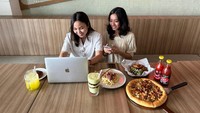 Melalui aplikasi Ultra Voucher, voucher hemat Pizza Hut Indonesia dapat dibeli dengan banyak pilihan voucher menarik yang mudah digunakan hanya dengan satu aplikasi saja.  