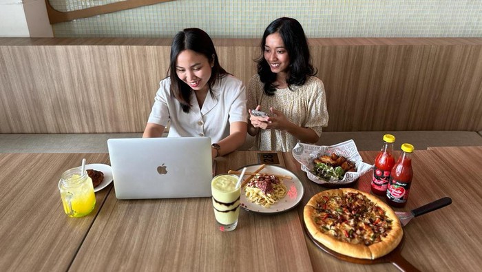 Menikmati Sajian Pizza yang Lebih Praktis dan Hemat Melalui inovasi penyediaan voucher digital, PT Trimegah Karya Pratama Tbk (Ultra Voucher) melakukan kerja sama dengan PT Sarimelati Kencana Tbk (Pizza Hut Indonesia) untuk menyediakan voucher makan hemat Pizza Hut. Seluruh pelanggan Pizza Hut kini dapat membeli voucher tersebut di aplikasi Ultra Voucher, yang di mana lebih dari satu voucher dapat digunakan untuk sekali transaksi di outlet-outlet Pizza Hut seluruh Indonesia.