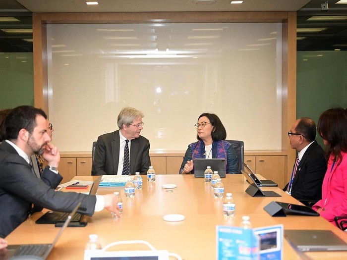Menteri Keuangan, Sri Mulyani Indrawati bertemu dan berdialog dengan Komisioner Uni Eropa untuk Urusan Ekonomi, Paolo Gentiloni pada Rabu (17/4). Mereka membahas sejumlah hal.