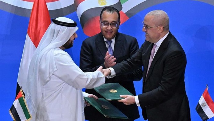 Menteri Perumahan Mesir Asem El-Gazzar dan Menteri Investasi UEA Mohamed Al Suwaidi menandatangani kesepakatan pembangunan kota baru Ras El Hekma di Ibu Kota Administratif Baru Mesir