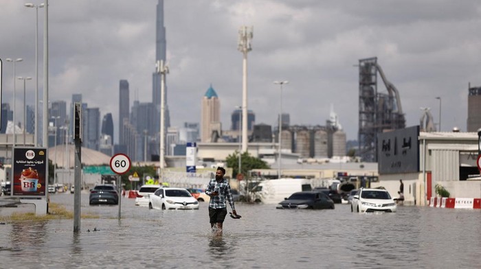 Cars are stranded in flood water caused by heavy rains, in Dubai, United Arab Emirates, April 17, 2024. REUTERS/Amr Alfiky