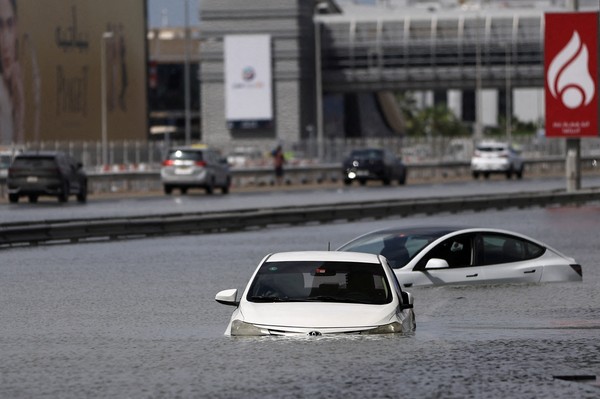 Langit Dubai Berubah Hijau Usai Banjir Terbesar Sejak 57 Tahun