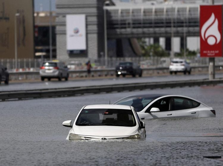 Mobil-mobil Jadi Korban Dahsyatnya Banjir Dubai