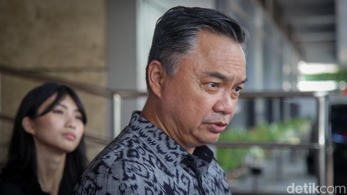 Dino Patti Djalal memberikan keterangan pers usai bertemu AHY di kantor Kementerian ATR/BPN, Kebayoran Baru, Jakarta Selatan, Kamis (18/4/2024). Pertemuan Dino dengan AHY berlangsung tertutup.