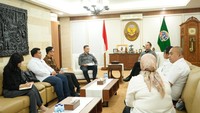Dino Patti Djalal membahas isu mafia tanah saat bertemu AHY. (Dok. Dino Patti)