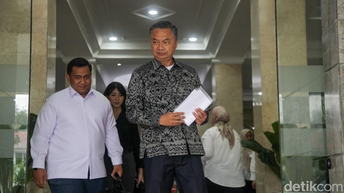 Momen Dino Patti Djalal Sambangi Kantor AHY, Bahas Mafia Tanah Dino Patti Djalal memberikan keterangan pers usai bertemu AHY di kantor Kementerian ATR/BPN, Kebayoran Baru, Jakarta Selatan, Kamis (18/4/2024). Pertemuan Dino dengan AHY berlangsung tertutup.