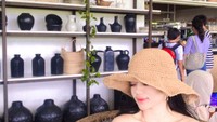 Di Bali, Mutiara Septialzi pun tak mau ketinggalan untuk menyambangi kafe hits bernama Nook. Ia memesan menu smoothies buah-buahan. Foto: Instagram @mutiaracsptlz
