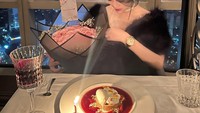 Mutiara Septialzi merayakan hari ulang tahunnya di restoran Italia favoritnya. Ia mendapatkan kejutan kue ulang tahun yang cantik. Foto: Instagram @mutiaracsptlz