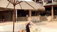 Gaya kulinerannya juga mewah. Ini keseruan Mutiara Septialzi saat nongkrong di Palmilla Bali. Ia memesan dua varian pizza yang berbeda. Foto: Instagram @mutiaracsptlz